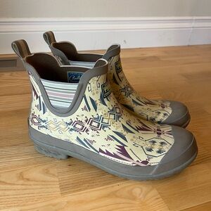 Pendleton Women’s White Sands Chelsea Boots